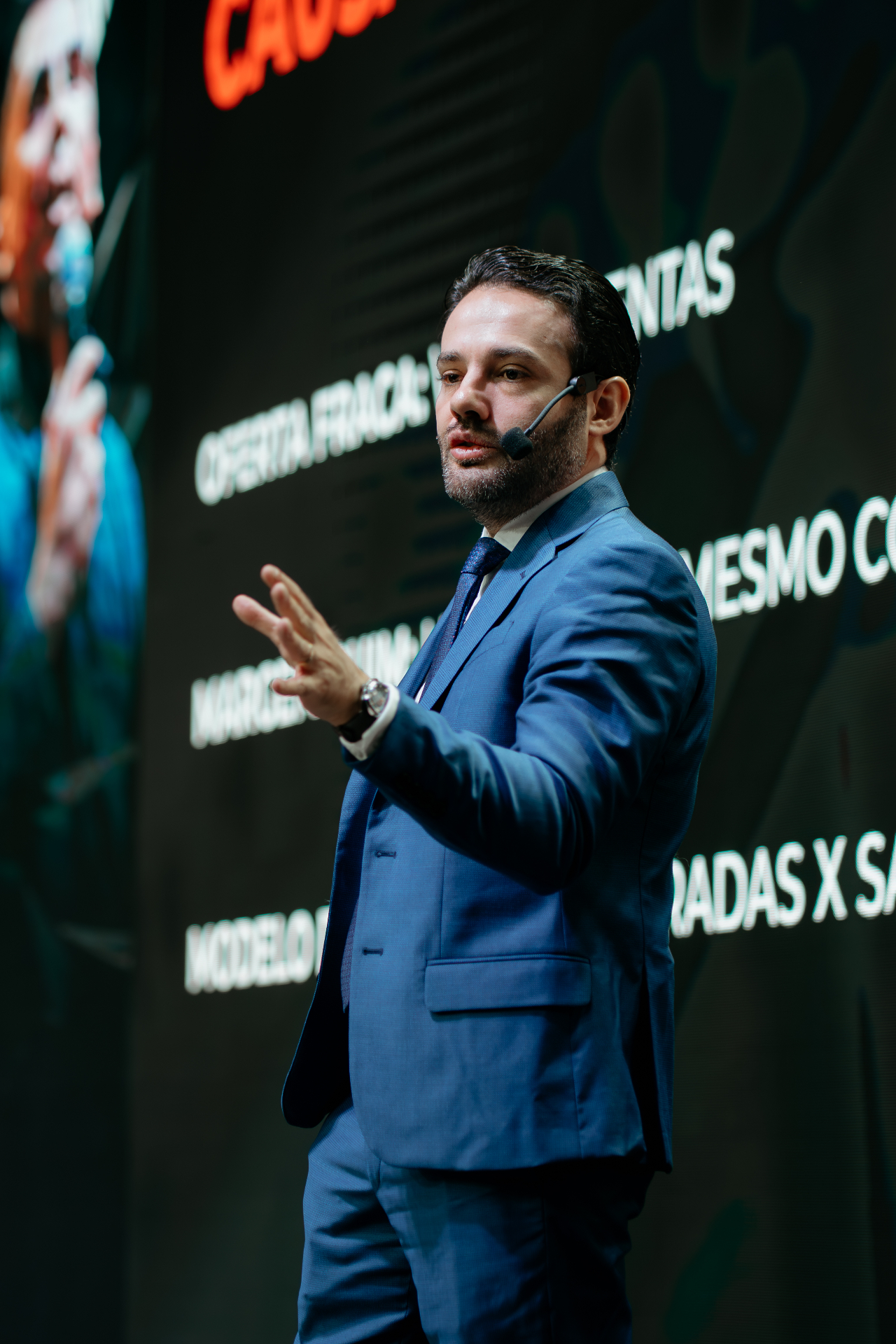 Thiago Germano apresentando em palco corporativo